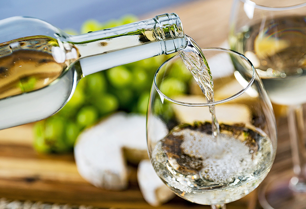 Белое вино в прозрачной бутылке быстро теряет букет