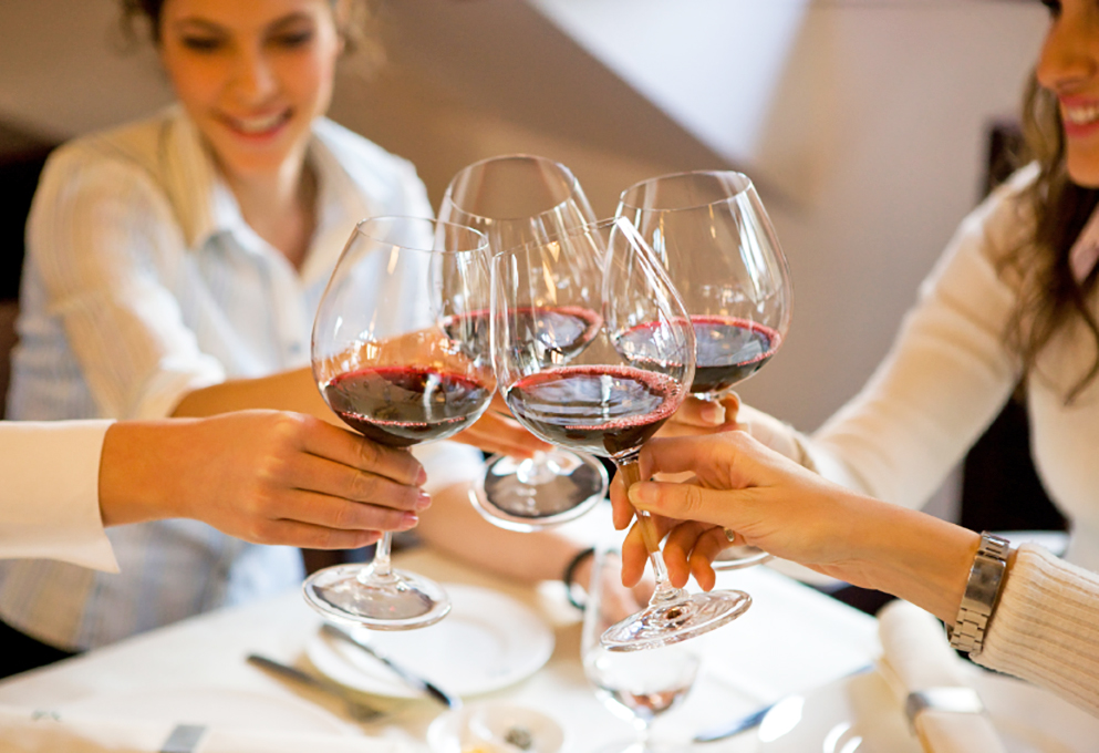 Клуб «Время женщин»: праздничное посвящение российскому виноделию