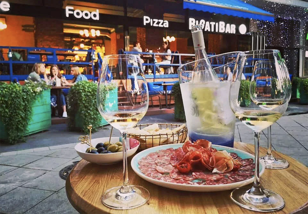 Бокал вина на летней террасе