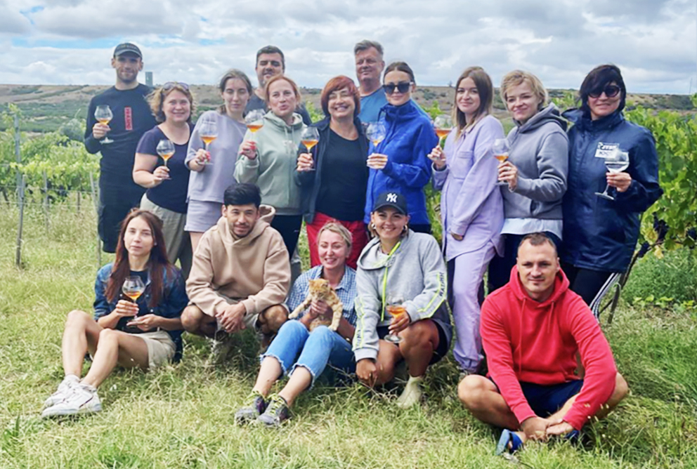Винодельня Гаврас и добровольные помощники