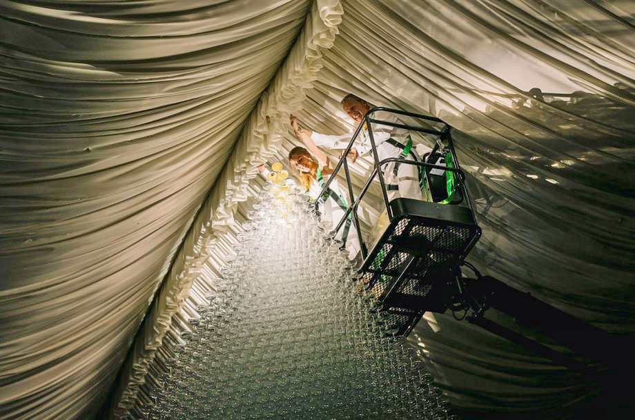 Самую большую пирамиду шампанских бокалов построили хирурги