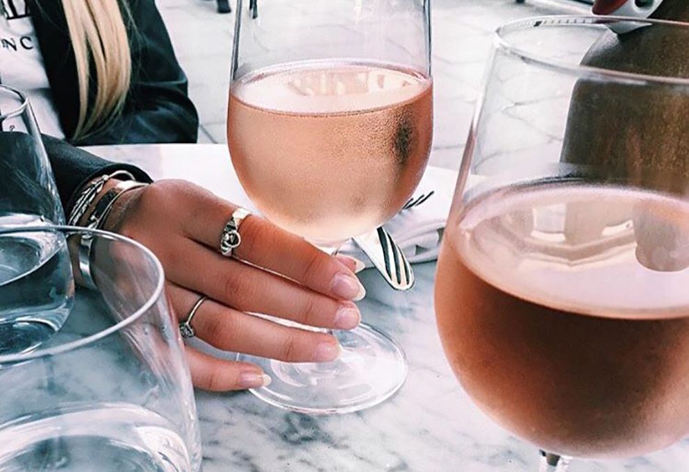 Розовое теснит красное