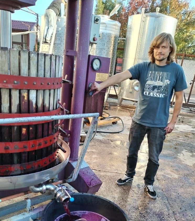 Создатель «Пифоса» займется микровиноделием