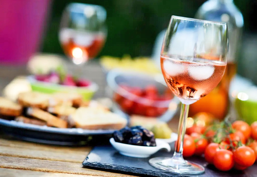 Можно добавлять лед в бокал с вином или нет?