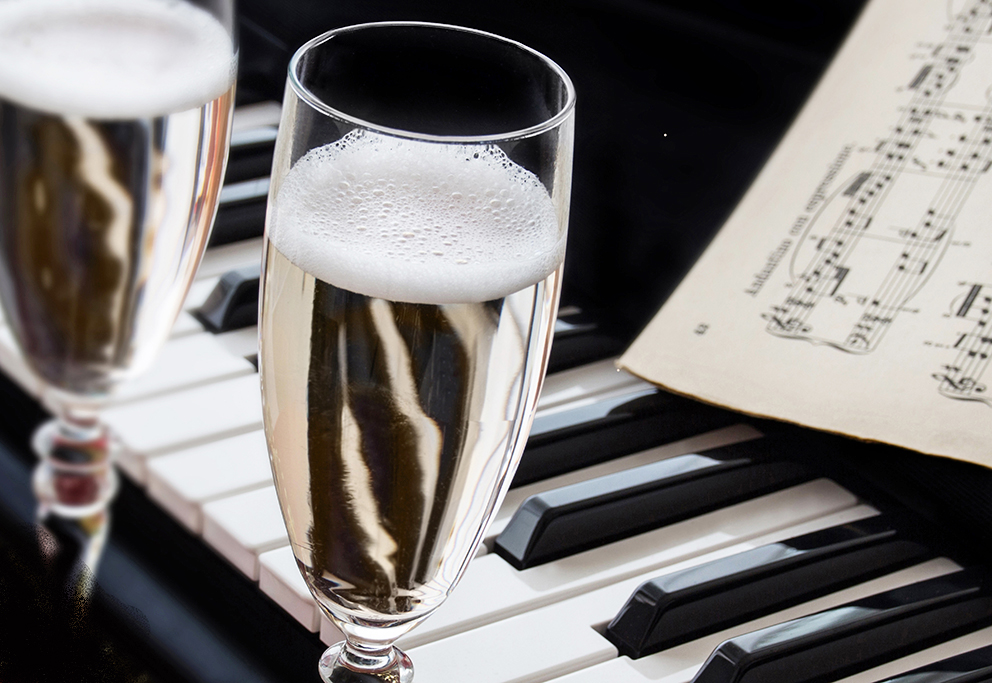 Вино в бокале начинает петь под музыку