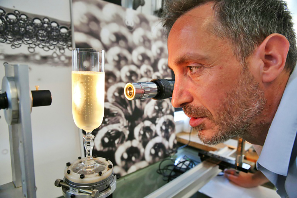 Физики рассчитали срок хранения шампанского