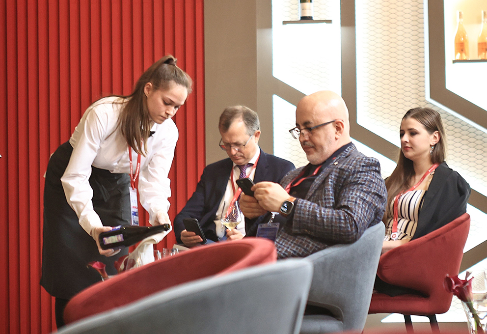 Большие вина малых объемов Саркися и официантка copy.jpg